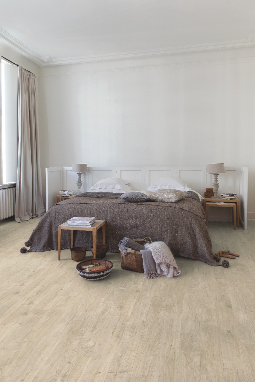 Ламинат Quick Step Rustic Дуб Бежевый рустикальный RIC3453 фото в интерьере